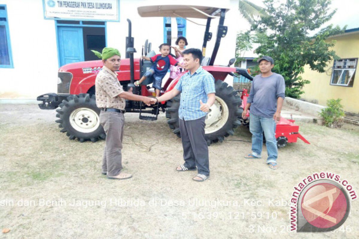 Gempita Bombana Salurkan Alsintan dan Benih Jagung