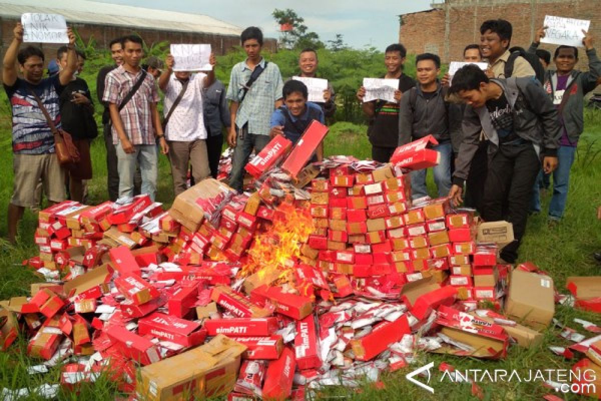 Pedagang Kudus Bakar 100.000-an "SIM Card" (VIDEO)