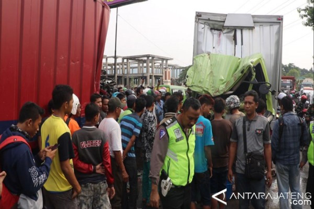 Dua Truk Boks Tabrakan di Kudus, Sopir dan Kernet Meninggal