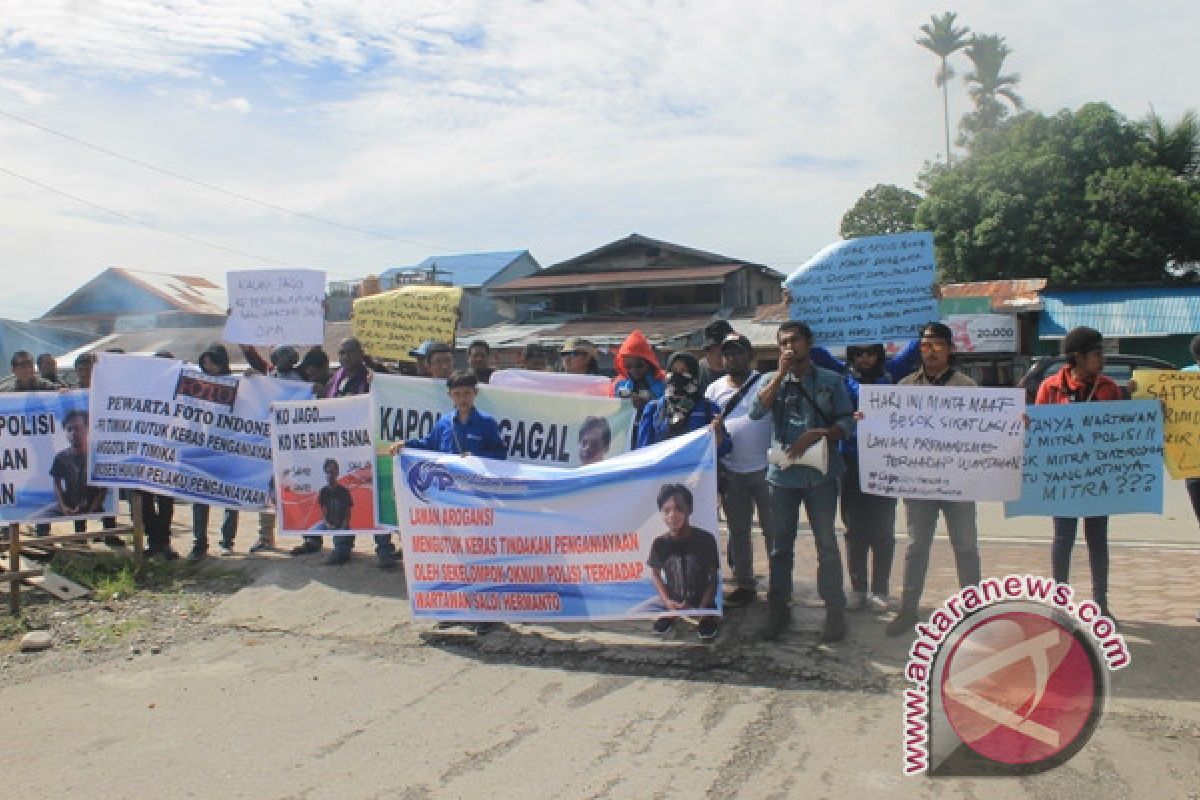 Wartawan Timika demo di kantor Polres Mimika terkait arogansi oknum polisi