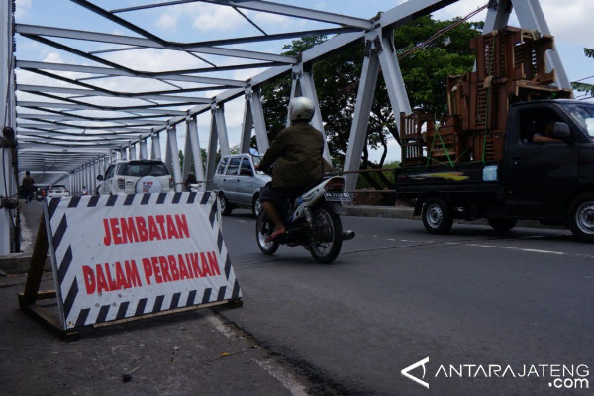 Pemkot Akan Uji Kekuatan Jembatan Mojo