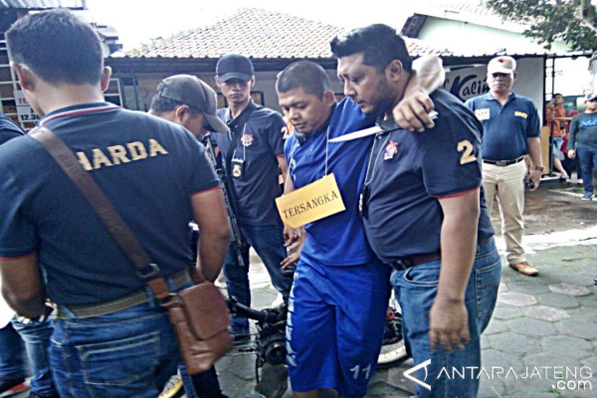 Polisi Rekonstruksi Kasus Pembunuhan Kasir Rumah Makan