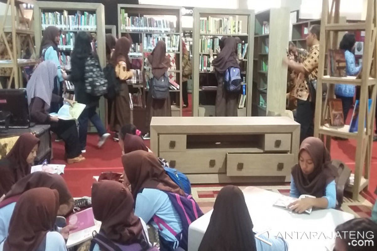 Siswa Antusias Semarakkan Solo Book Fair 2017