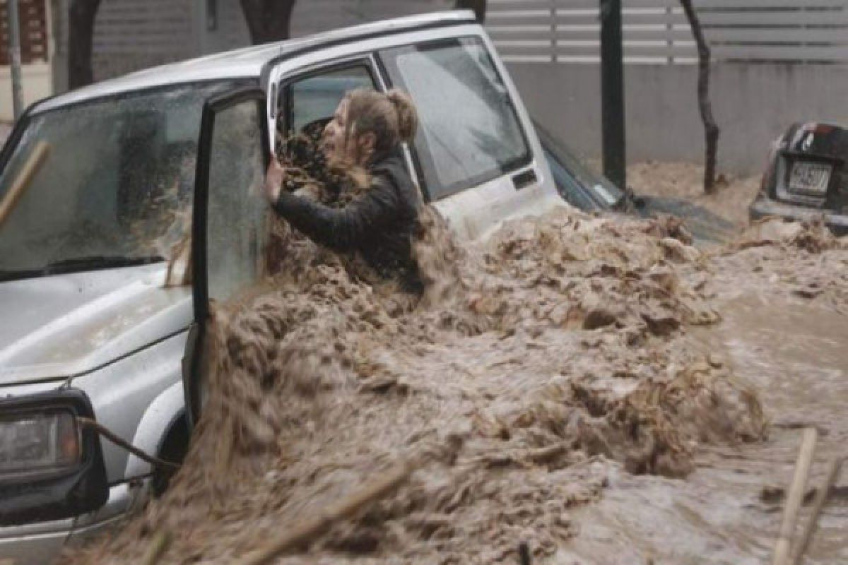 Banjir Landa Yunani 15 Orang Tewas