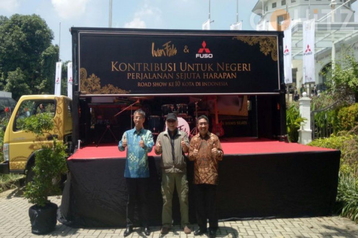 Tur di 10 Kota Iwan Fals Manggung Di Atas Truk Colt Diesel Terpanjang Di Dunia