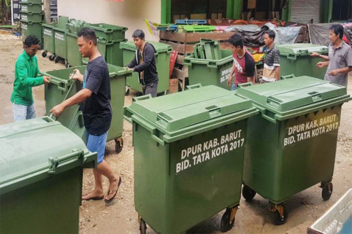 Pemkab Barito Utara Distribusikan Puluhan Bak Sampah 