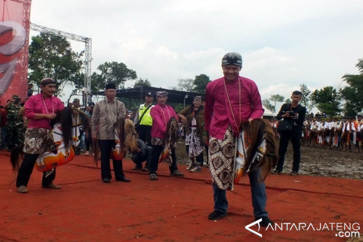 Ganjar Dinobatkan sebagai Bapak Kuda Lumping Jateng