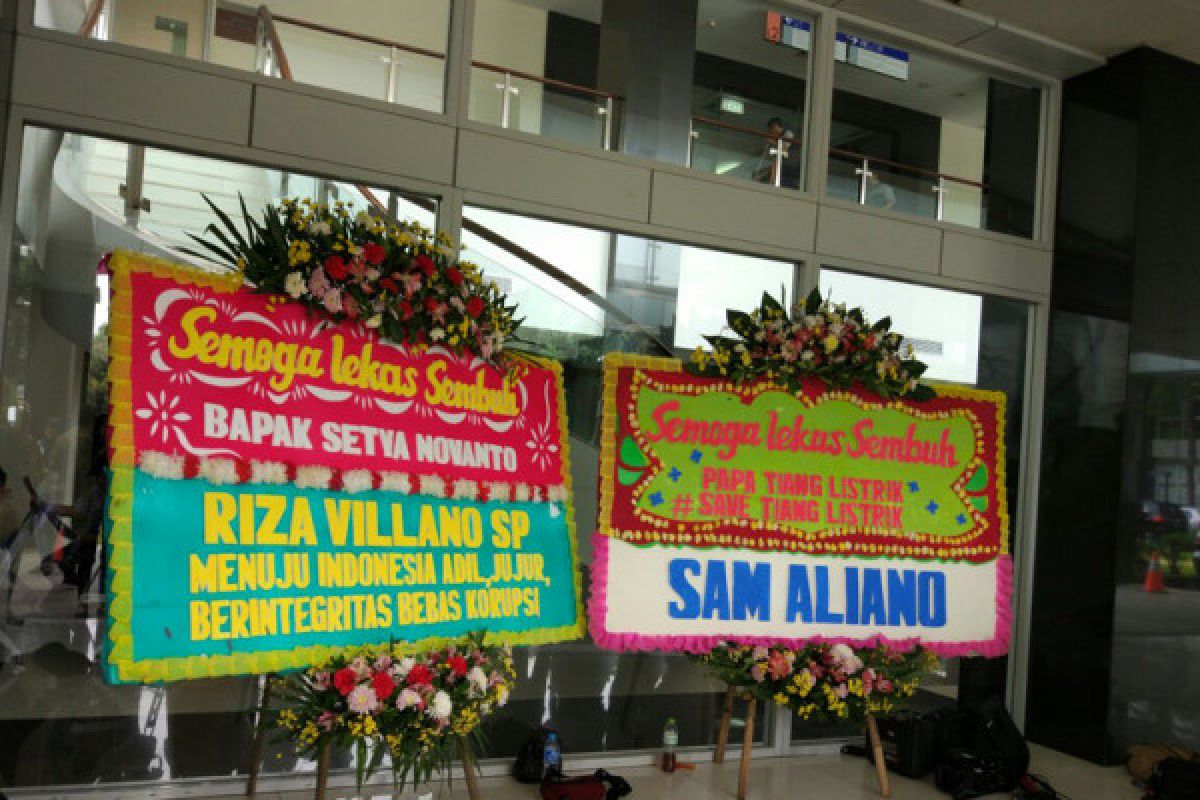 Dua karangan bunga untuk Setya Novanto di RSCM