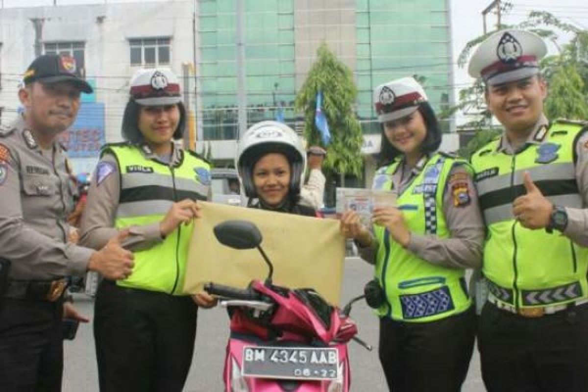 Polwan di Pekanbaru Bagi-Bagi Bingkisan dalam Razia Operasi Zebra