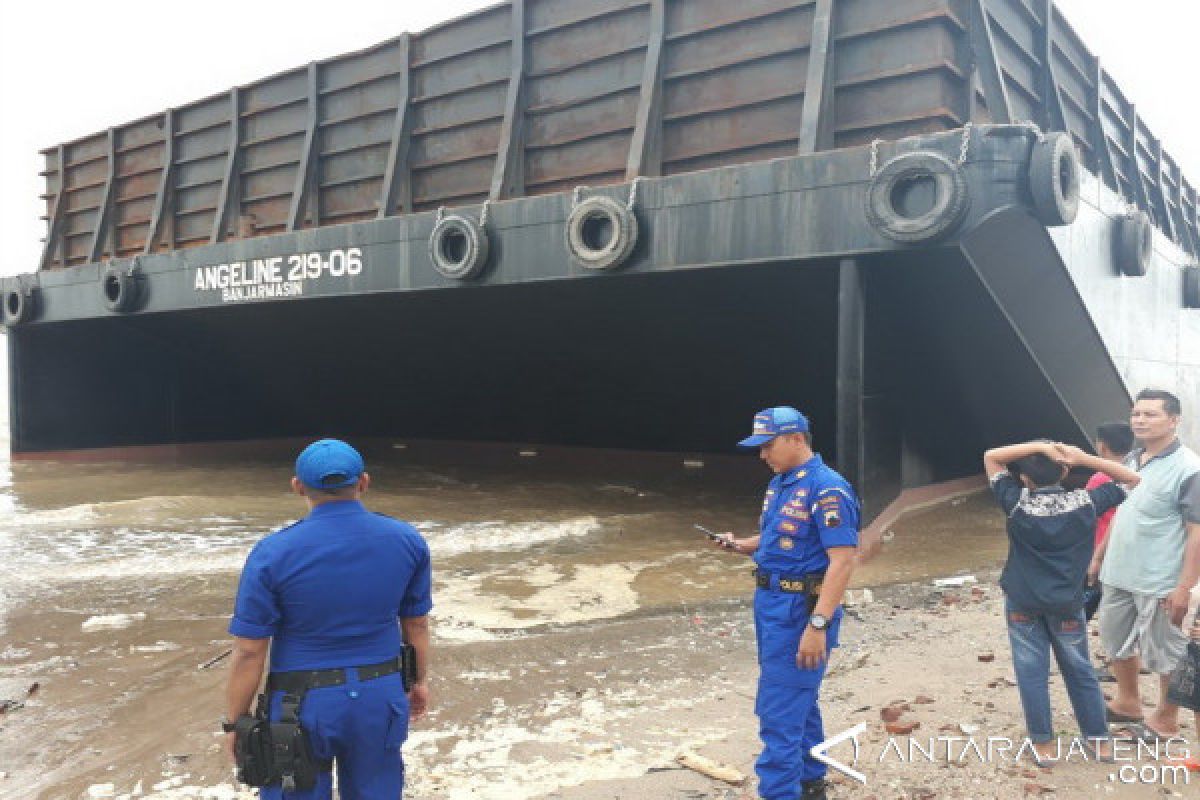 Kapal Tongkang Kandas di Pantai Pungkruk Jepara