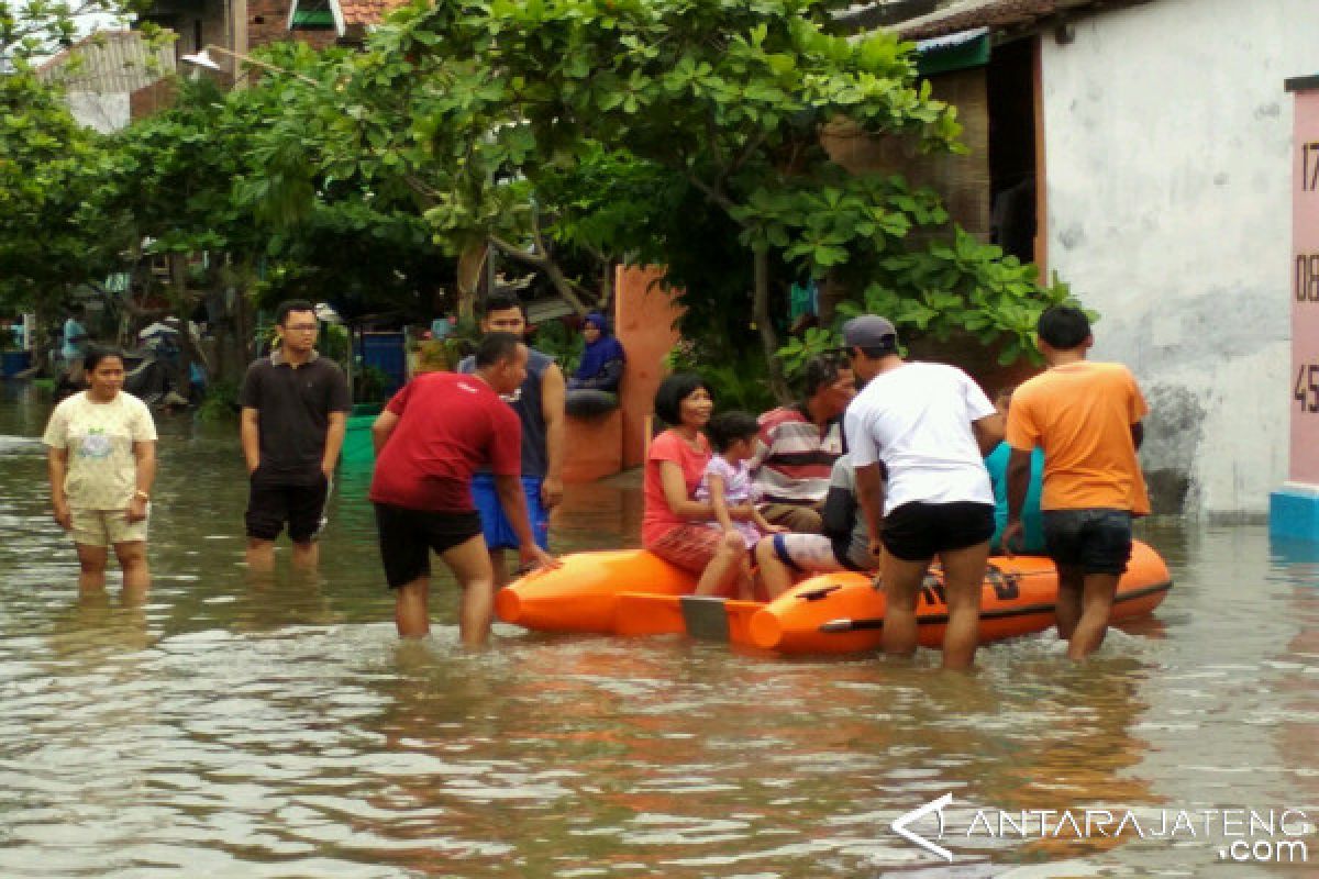 10 Rumah di Demak Roboh Diterjang Rob