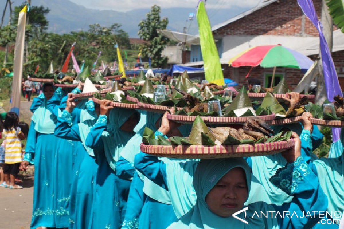 Kirab Ingkung Bebek Warga Desa Sukomarto Dukung Potensi Wisata