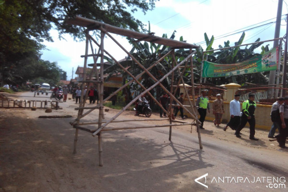 Pemblokiran Akses Tol Batang-Pemalang Diminta Dihentikan