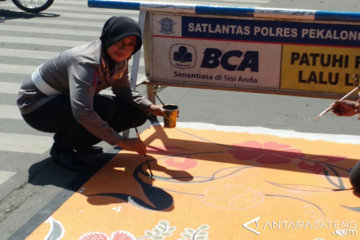  Polresta Pekalongan Membuat 46 Zebra Cross Batik