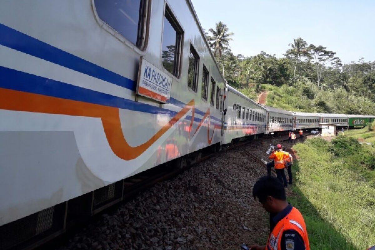 Sempat Ditutup, Jalur Lintas Selatan Bisa Dilewati Kereta Api