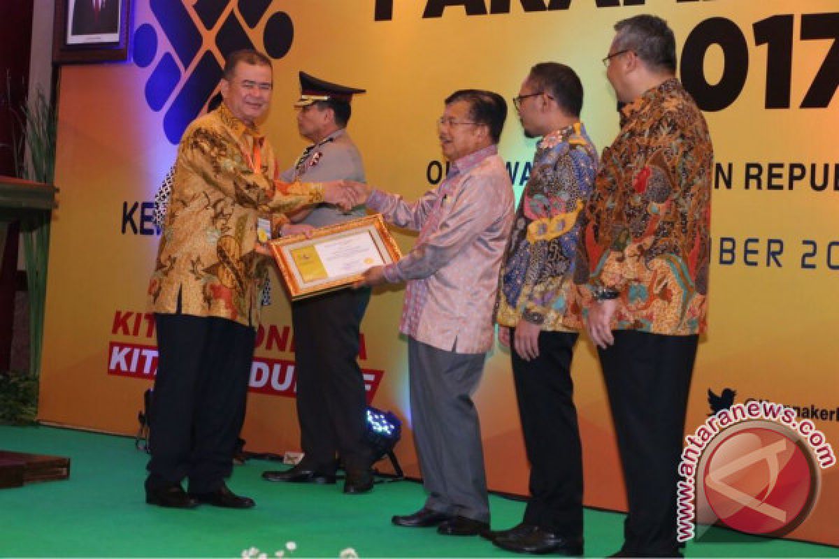 Wapres JK Beri Penghargaan Dua Perusahaan Sumbar Terima Pramakarya 2017