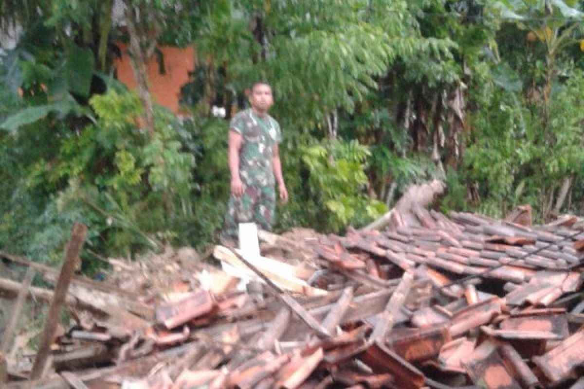 Belasan Rumah Rusak di Banyumas Terkena Longsor