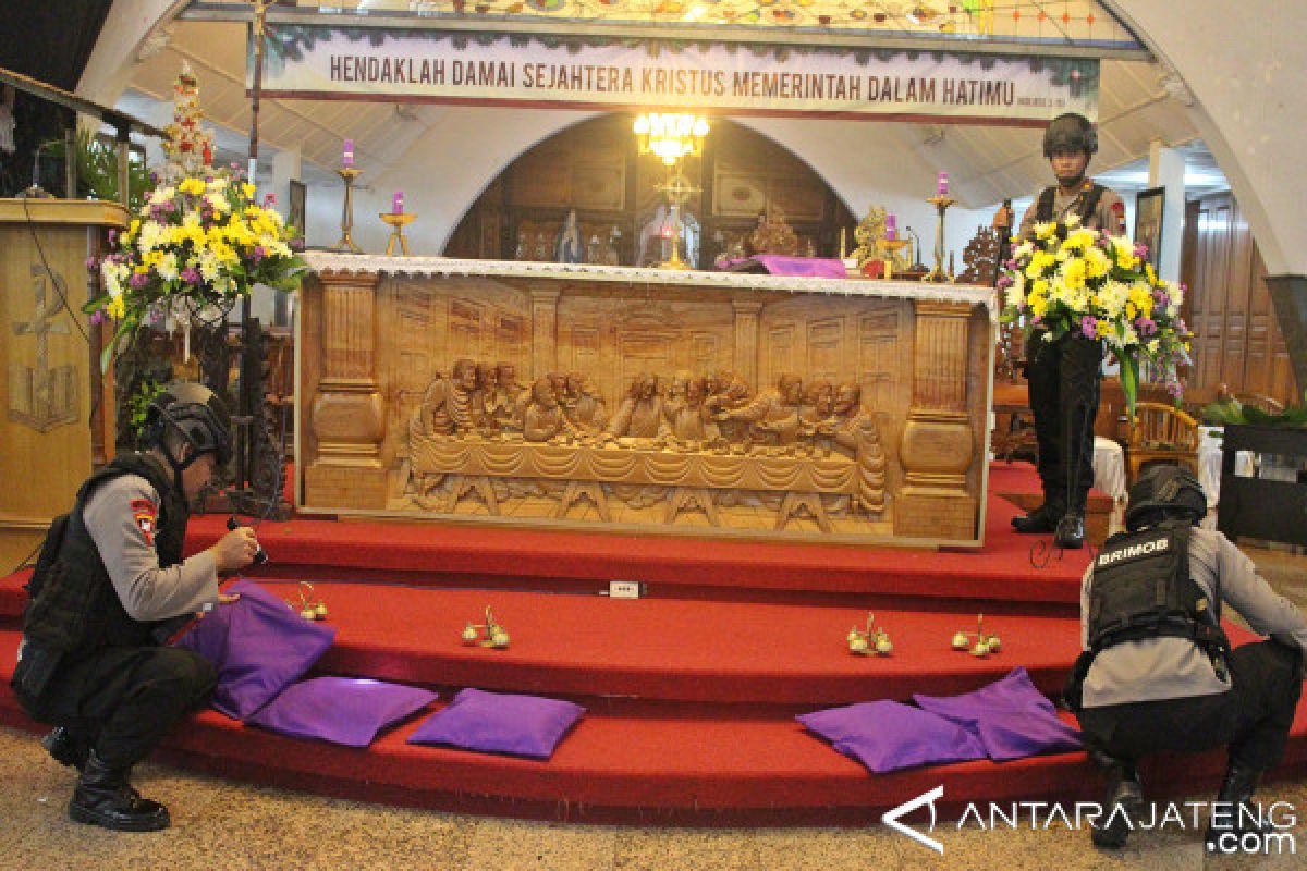 Tim Gegana Polda Jateng sterilisasi gereja Solo