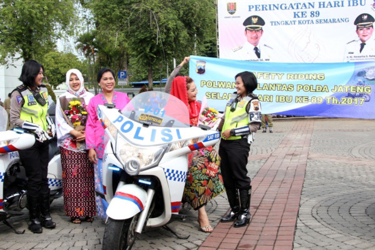 Atraksi polwan ramaikan Hari Ibu di Semarang