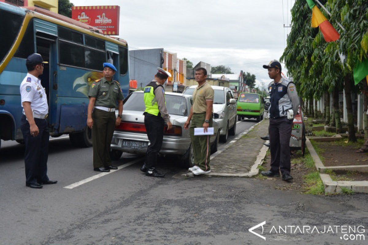 Petugas tertibkan parkir liar depan RST Magelang