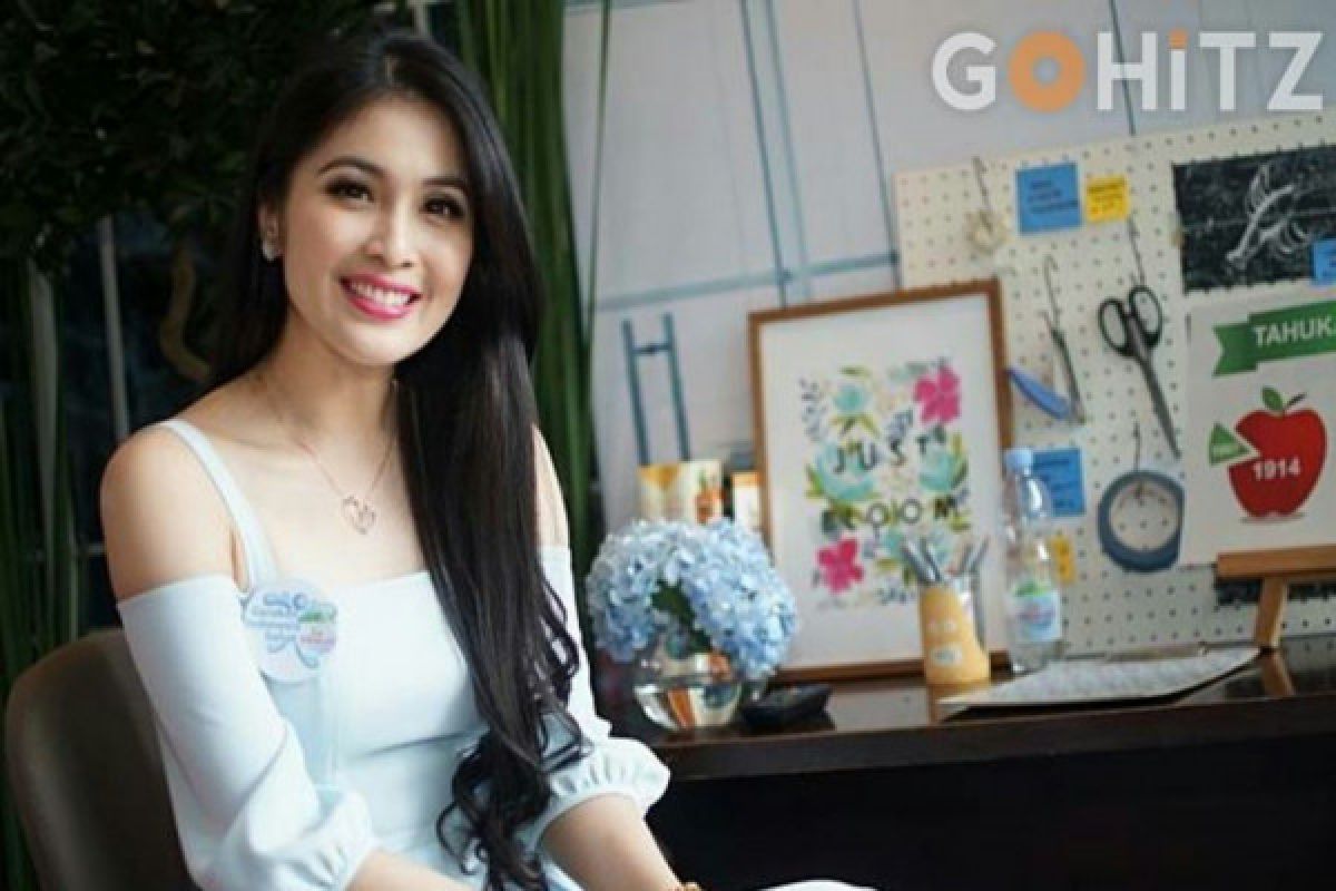 "Natal tahun ini saya deg degan karena akan melahirkan," kata Sandra Dewi