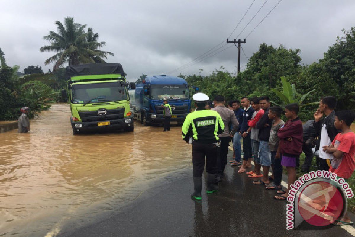 Jalan Sumbar-Riau di Pangkalan Sudah Bisa Dilewati