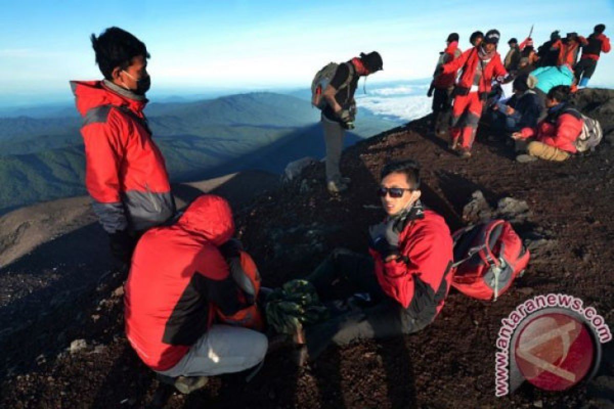 Ribuan pendaki berbagai daerah di Indonesia Tahun Baru di Gunung Kerinci