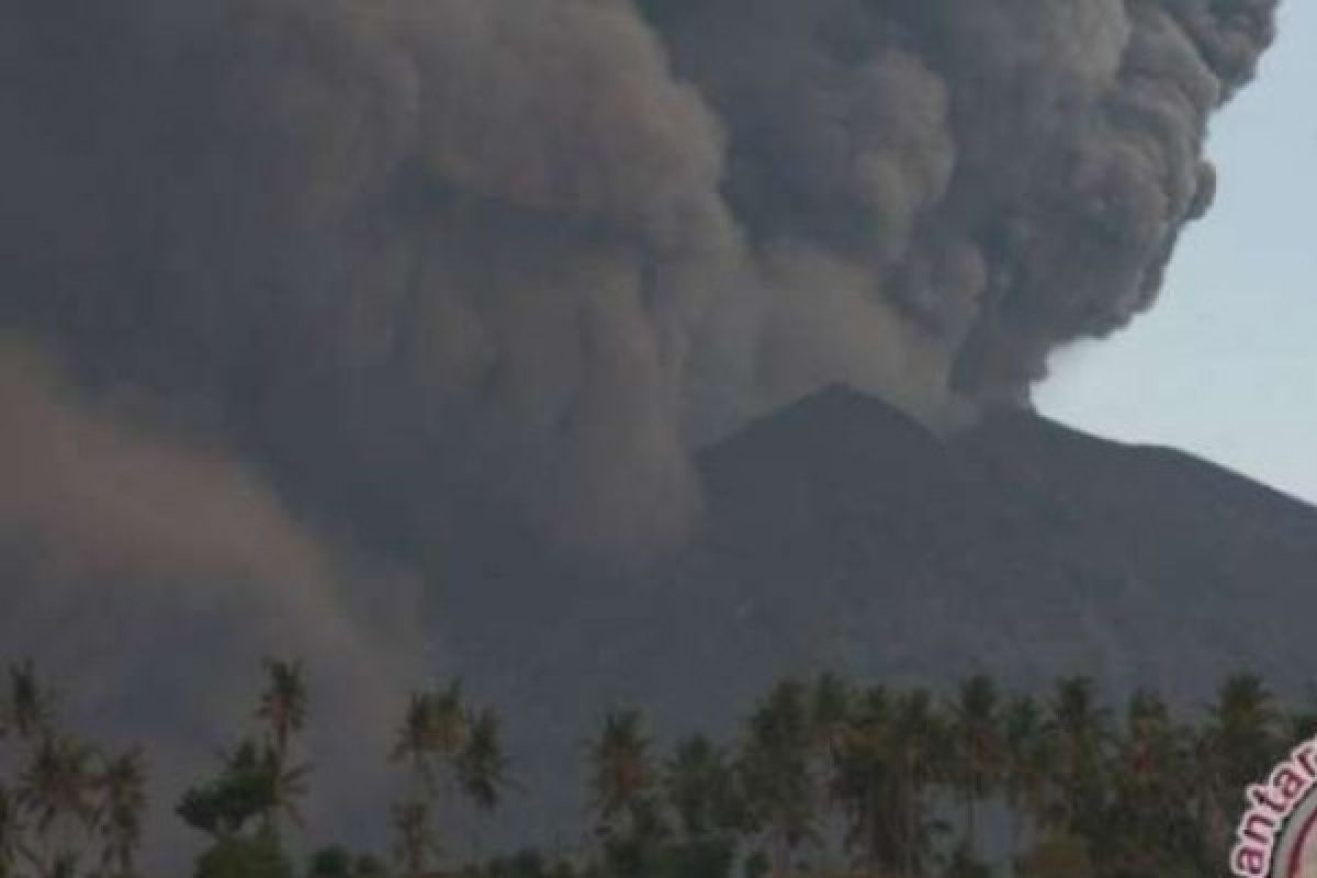 Dalam 10 Jam Terakhir, Gunung Agung Meletus Hingga Tujuh Kali