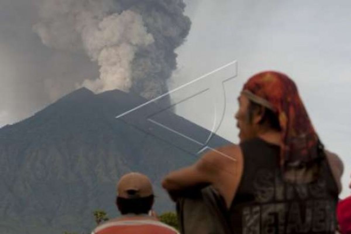 Gunung Agung Semburkan Asap Bertekanan Sedang Setinggi 2.100 meter 