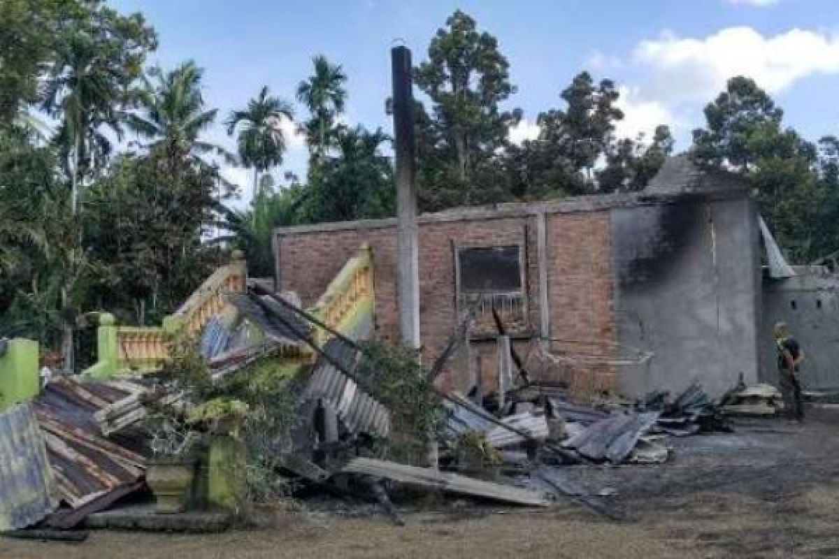 Rumah Kepsek SDN 37 Bengkalis Ludes Dilalap Sijago Merah