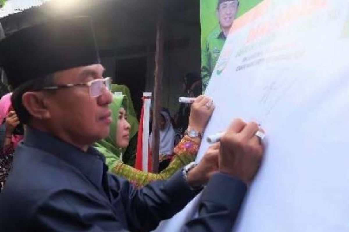 Zulaikhah Wardan Serahkan Buku Pedoman Organisasi Kepada Pengurus Cabang