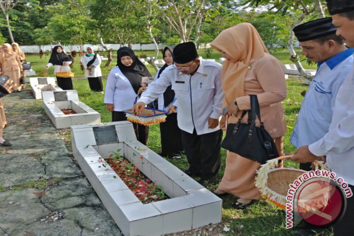 Peringati HAB, Kemenag Kolaka Tabur Bunga di TMP