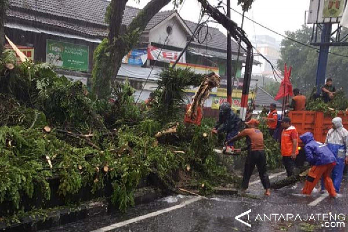 Hujan es guyur Kota Magelang