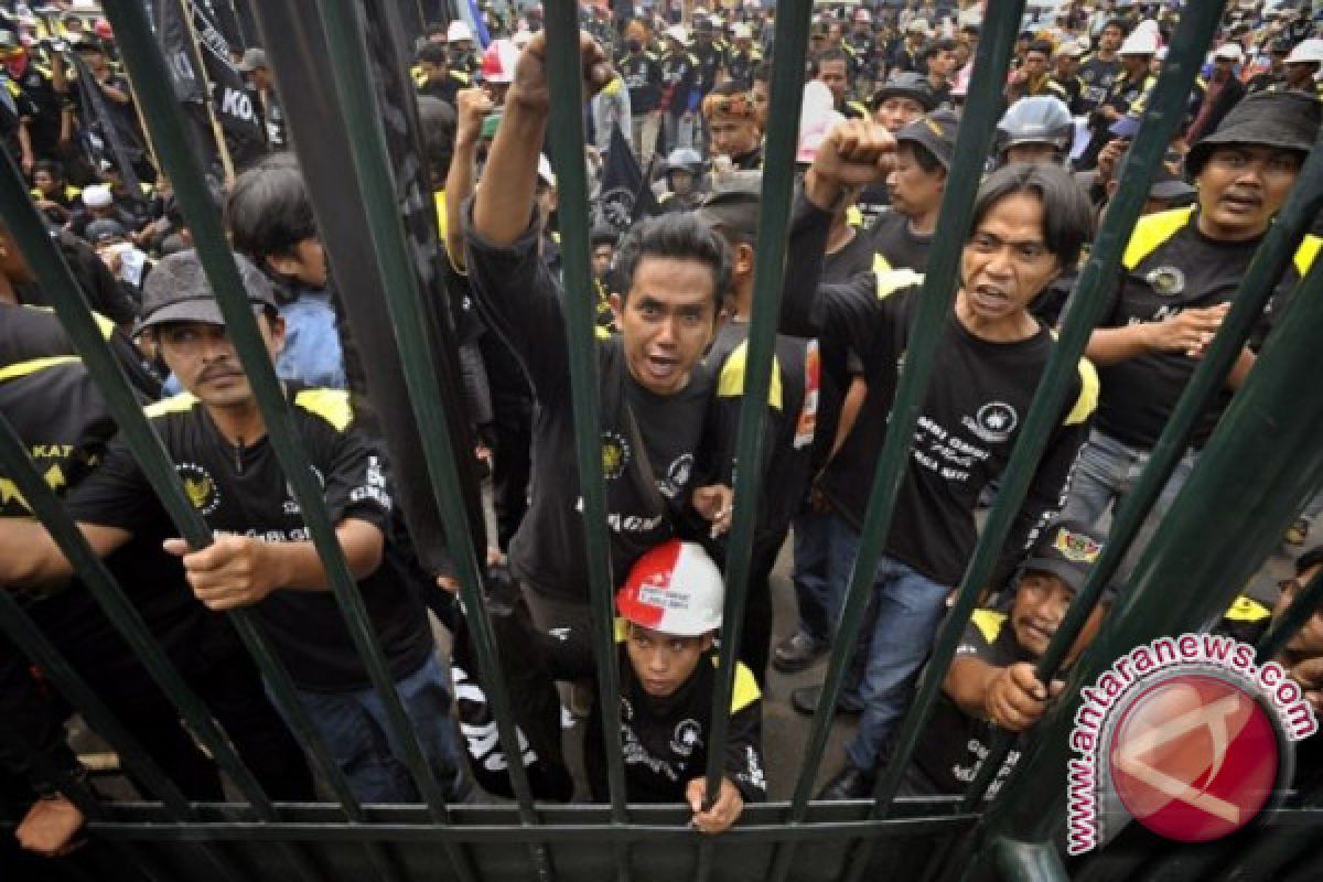 Massa terlibat saling dorong dengan petugas saat ingin masuk gedung KPK