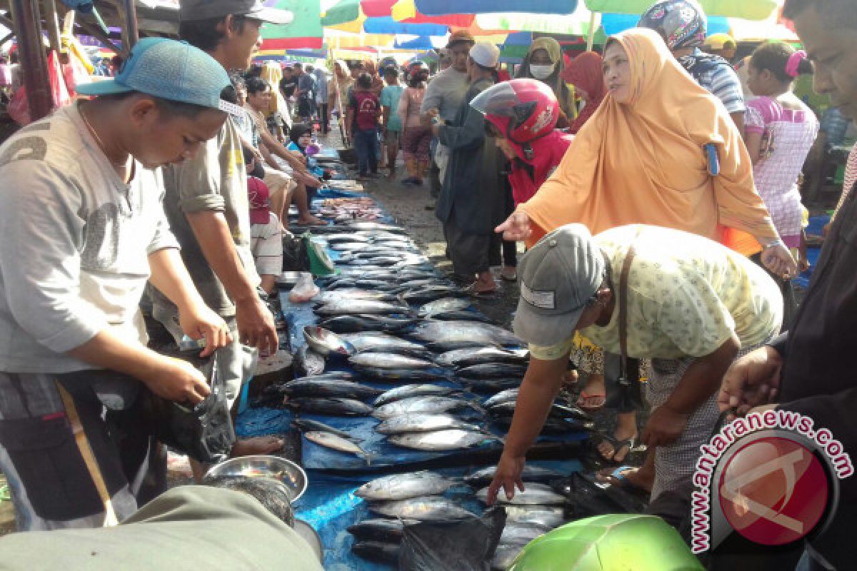 Harga ikan segar dan asin masih tinggi