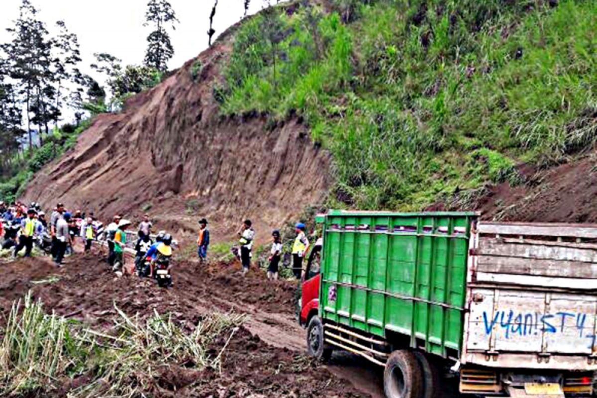 Jalur SSB di Boyolali tertutup tanah longsor