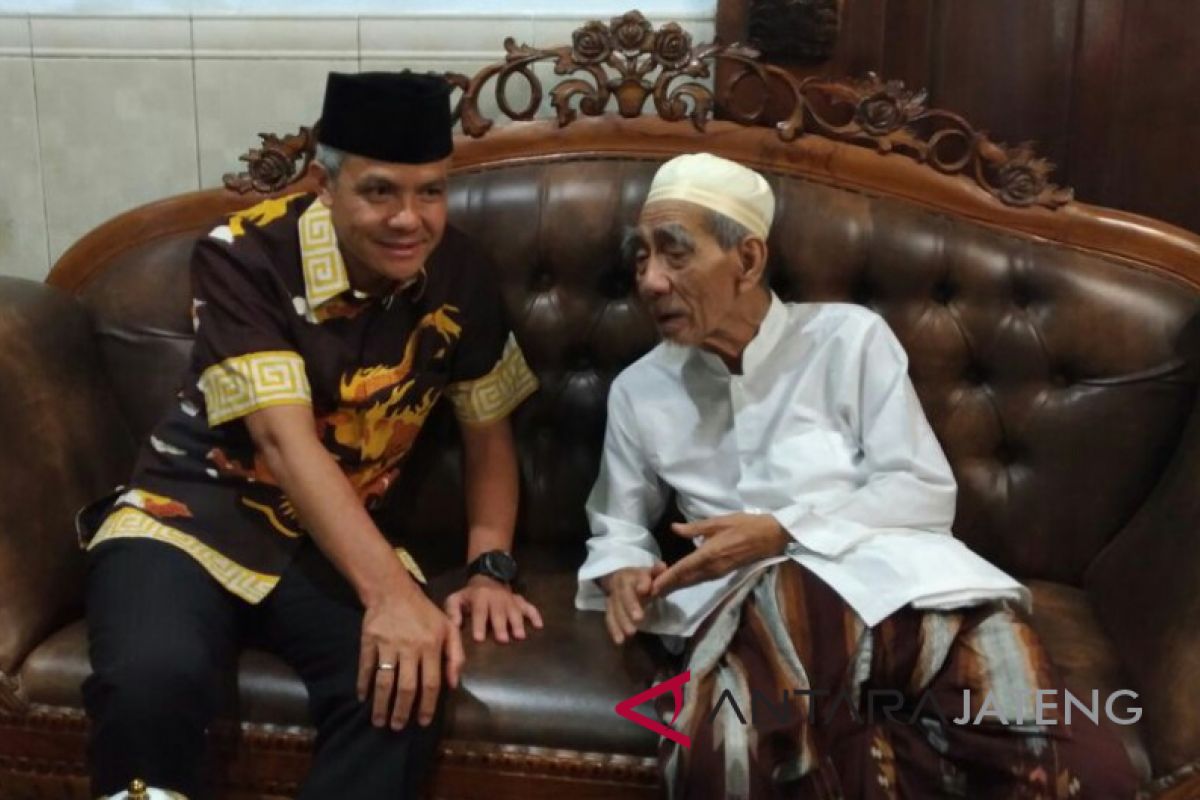 Ganjar terkenang Shalat Ashar berdua dengan Mbah Moen