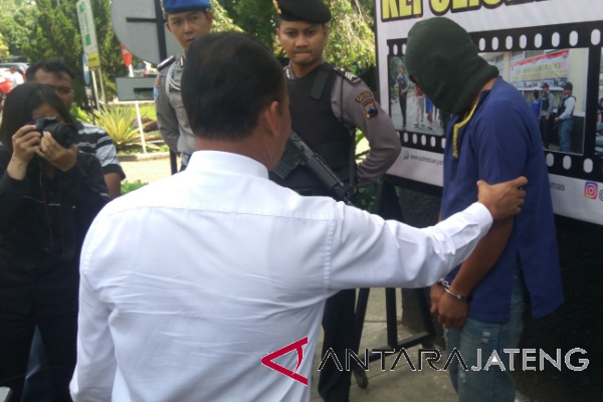 Setelah tenggak tuak, sepeda motor temannya disikat