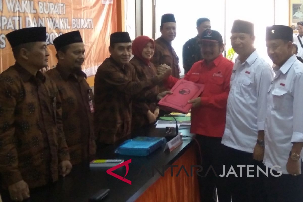 Pasangan Husein-Dewo mendaftar ke KPU Banyumas