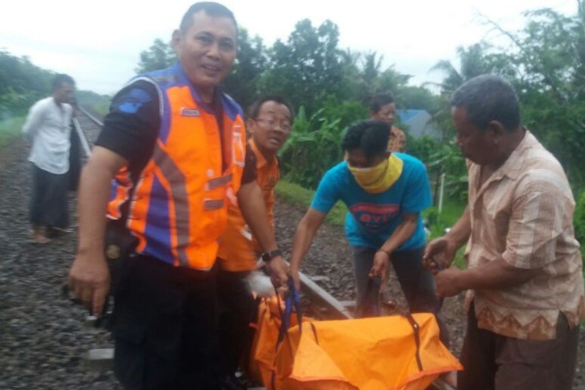 Pengendara sepeda motor tewas tertabrak KA Pasundan