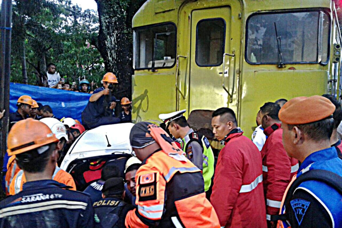 KA Bathara tabrak mobil di Solo, pengemudi selamat