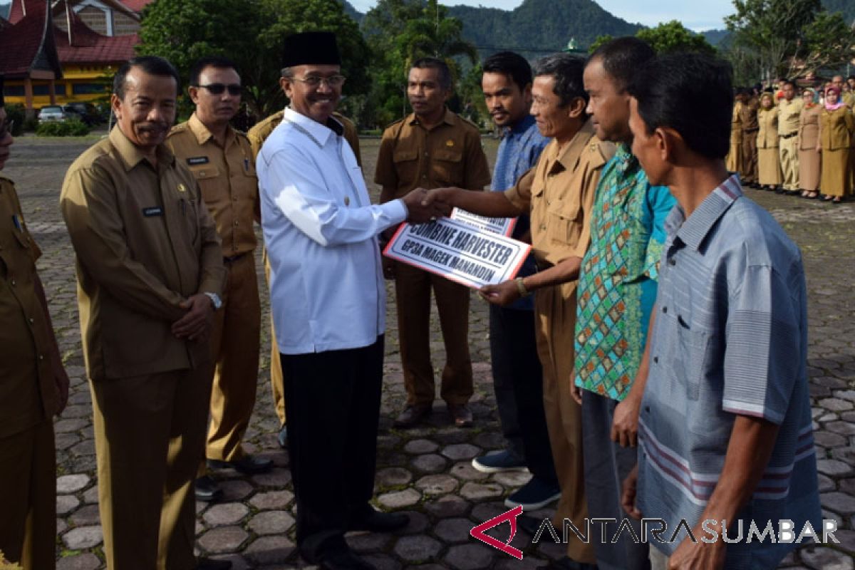 Solok Regent Provided Agricultural Equipment Aid