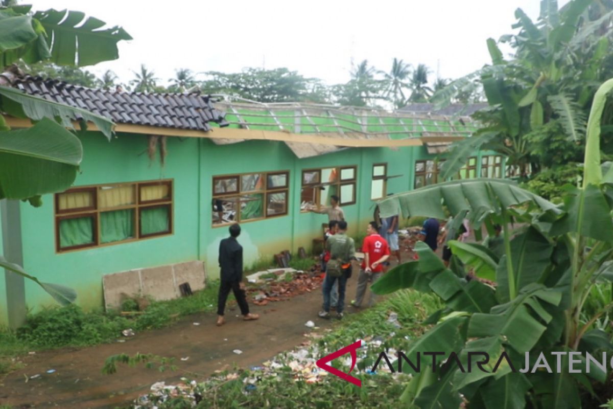 Diterjang angin kencang, SMK Fadlun Bangsri Jepara rusak