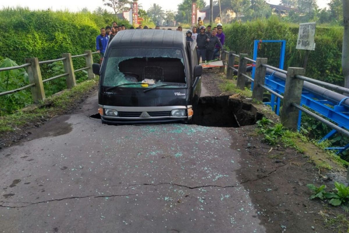 Jembatan di Magelang ambrol, dua orang luka-luka