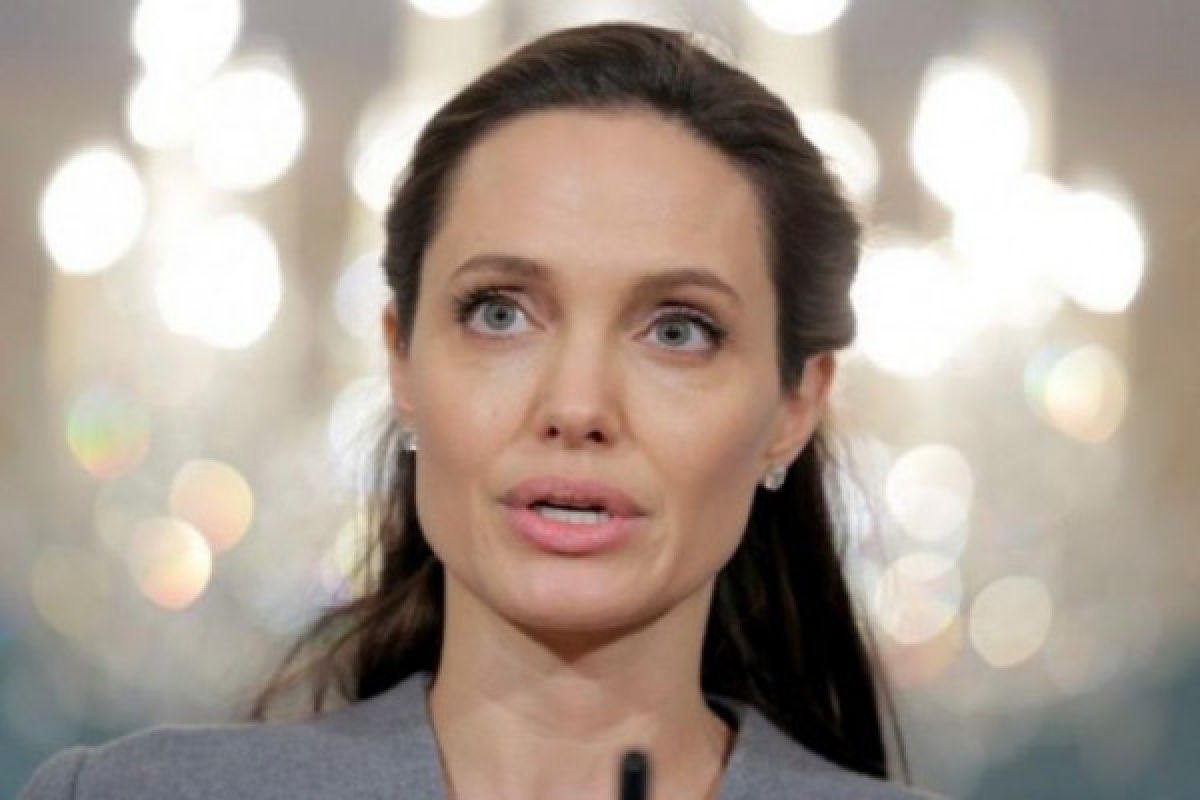 Angelina Jolie bawa anak kunjungi pengungsi Suriah di Yordania