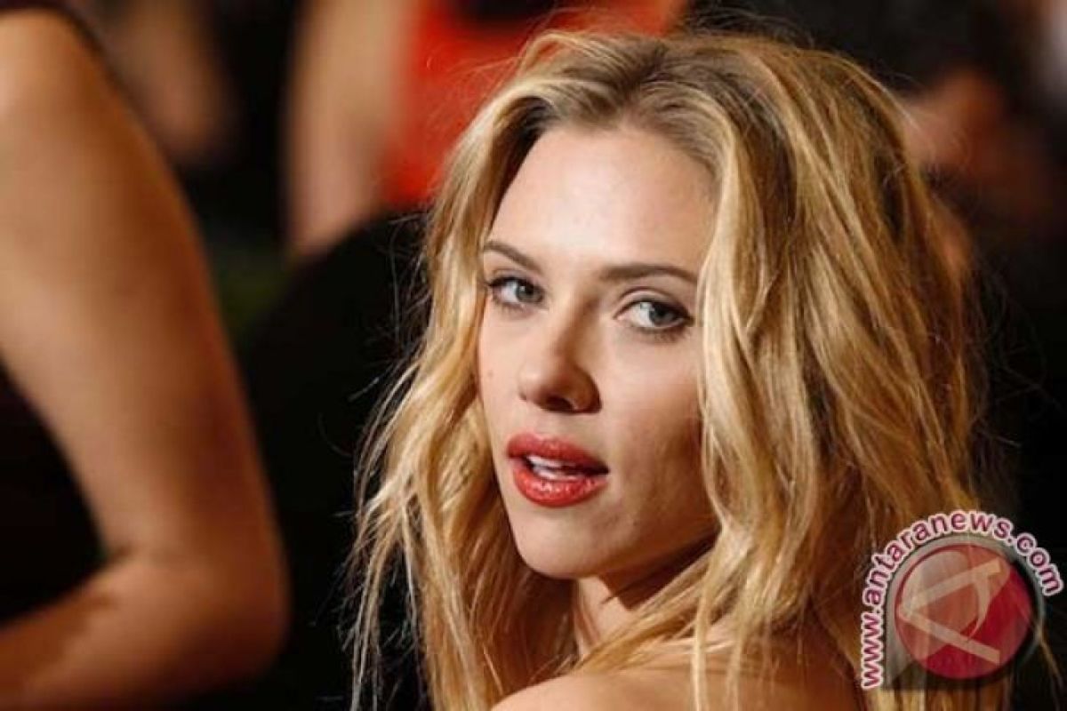 Artis Scarlett tanpa basa basi sindir James Franco soal pelecehan seksual