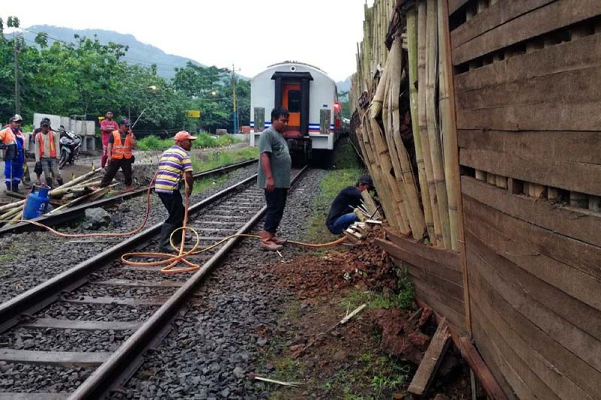 Perjalanan KA 222 Serayu terganggu akibat longsoran