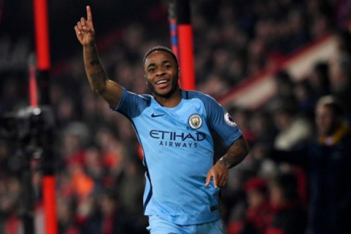 Sterling minta maaf karena telat tiba di kamp latihan Inggris