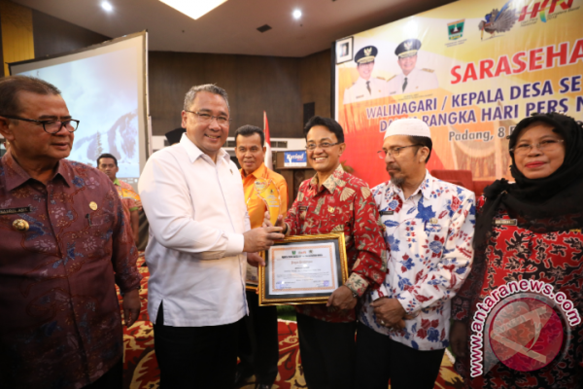 Bupati Agam Terima Penghargaan Pembinaan Pengelolaan Dana Nagari Terbaik Tingkat Nasional