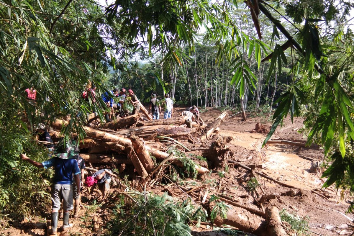 Rela begadang hingga pagi saat hujan datang